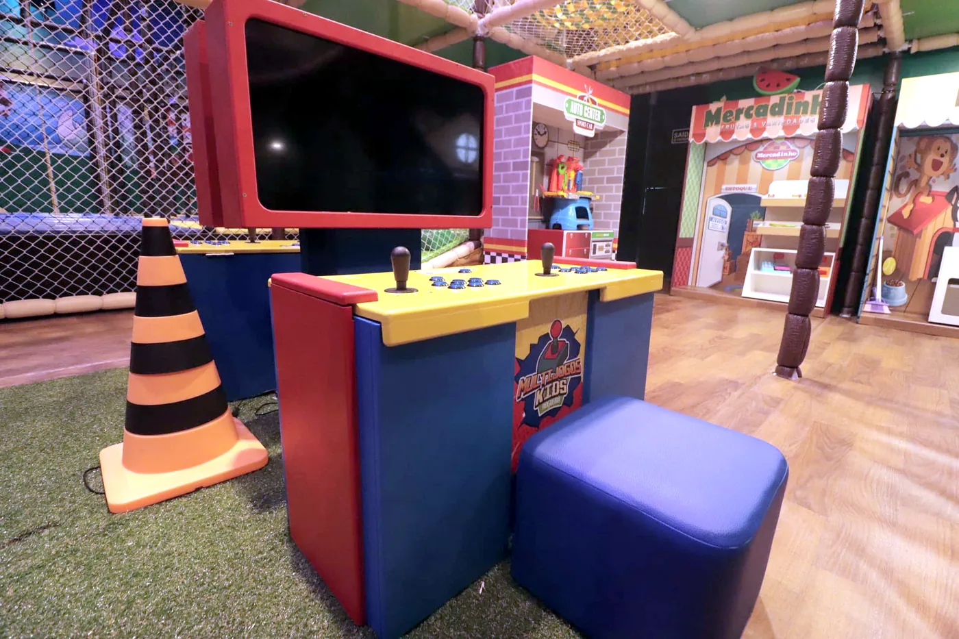 Brinquedo de paraquedas giratório no espaço kids